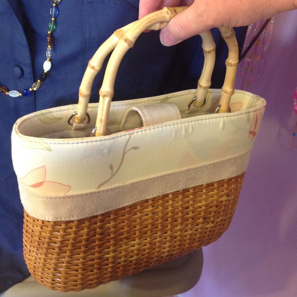 BATH & BODY WORKS hand Bag, footed, bamboo handles ... really cute